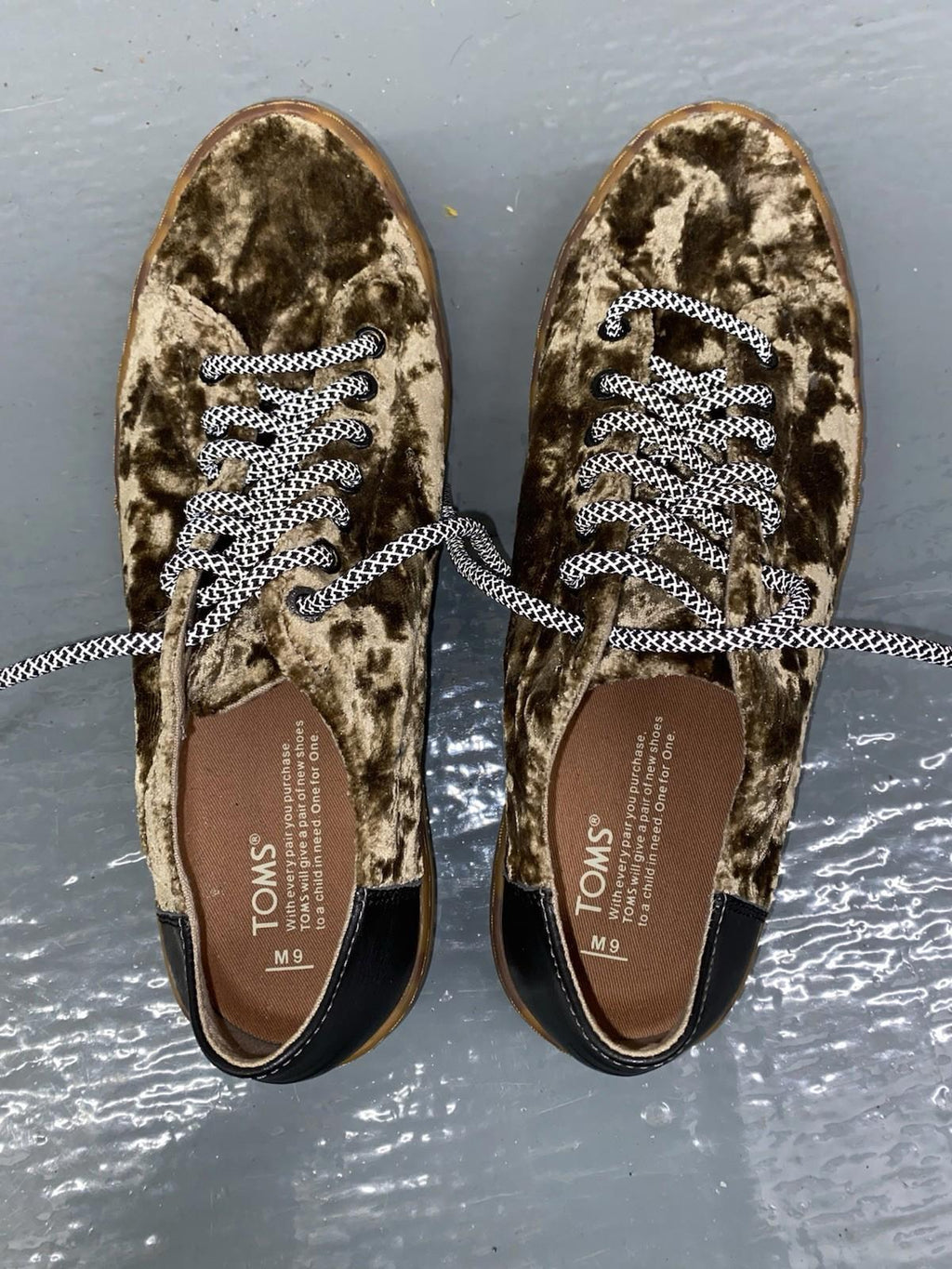 NWOB One Of A Kind TOMS SHOES crushed Velvet Sneakers Rubber Gum Sole Mens 9