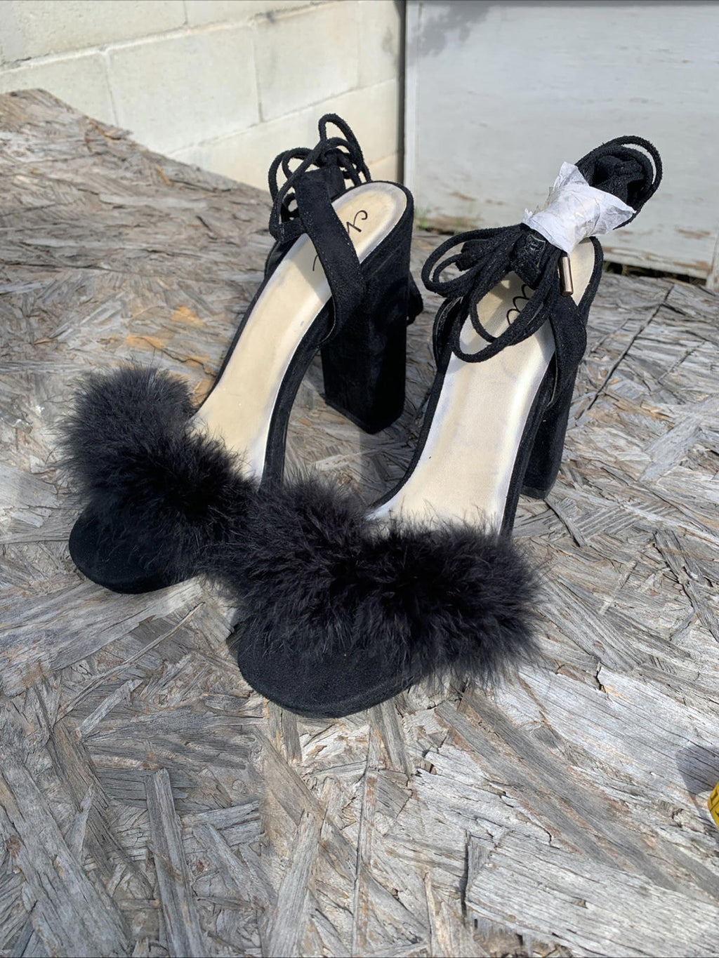NEW Chic black Feather Open Toe Heels Size 6